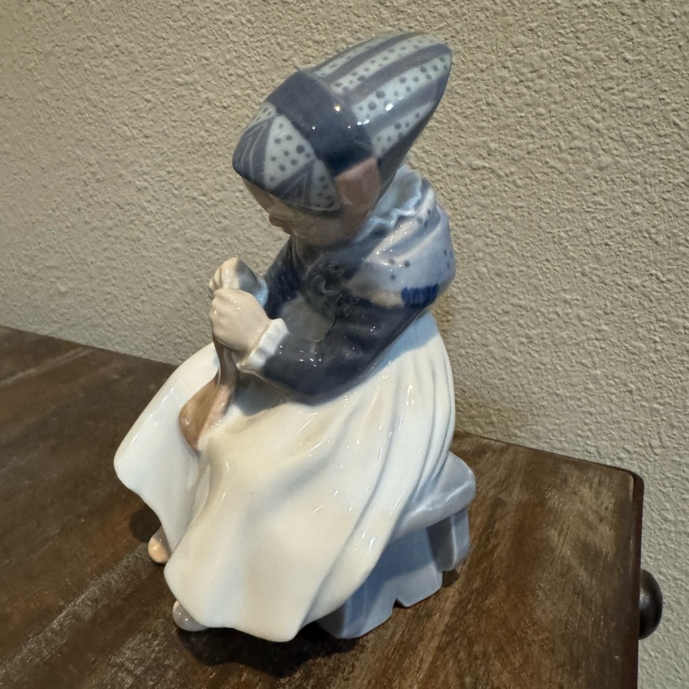 Royal Copenhagen porcelain figurine “Amager Girl" - Picture 2 of 4